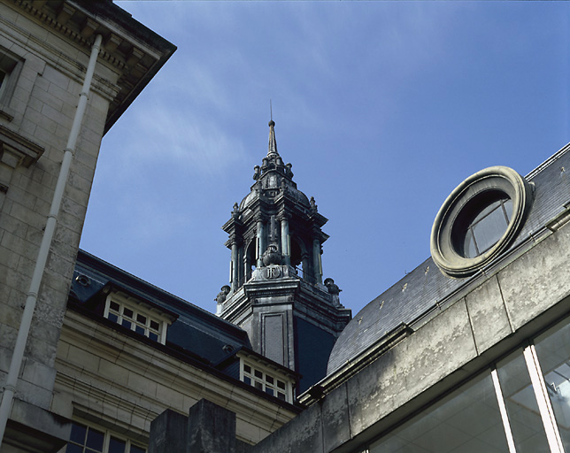 Vue en contre-plongée sur le campanile.