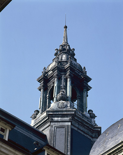 Vue en contre-plongée sur le campanile.