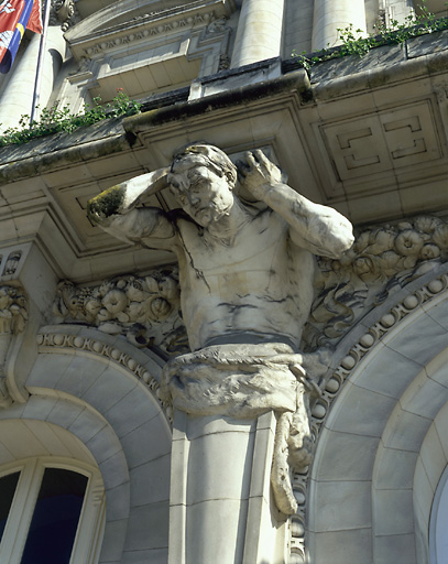 Sculpture de façade au rez-de-chaussée : Atlante n°2.