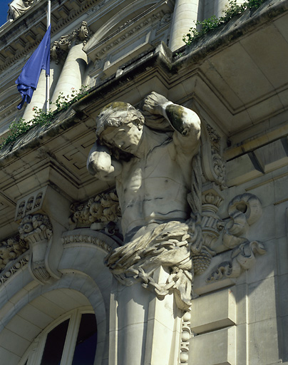 Sculpture de façade au rez-de-chaussée : Atlante n°2.