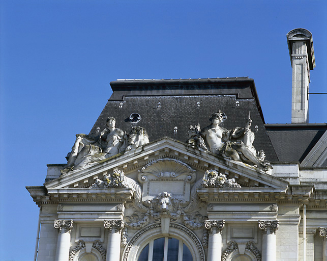 4 statues : éducation et la vigilance (l'), force et le courage (la), éducation et la vigilance (l')