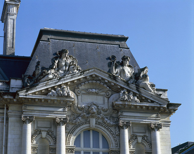 Statues du fronton ouest : l'Education et la Vigilance par Jean-Baptiste Hugues.