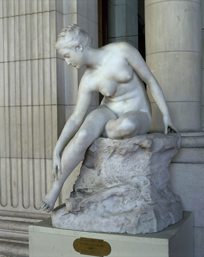 Statue : baigneuse