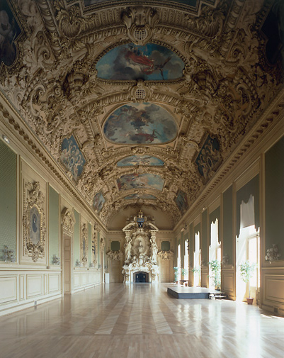 Vue de la salle des fêtes prise de l'extrémité est.