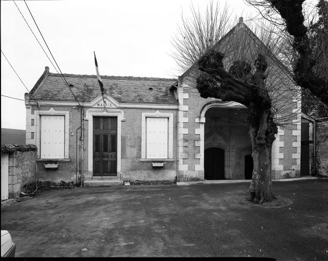 Vue d'ensemble depuis la place avec la mairie à gauche et le porche de l'église à droite