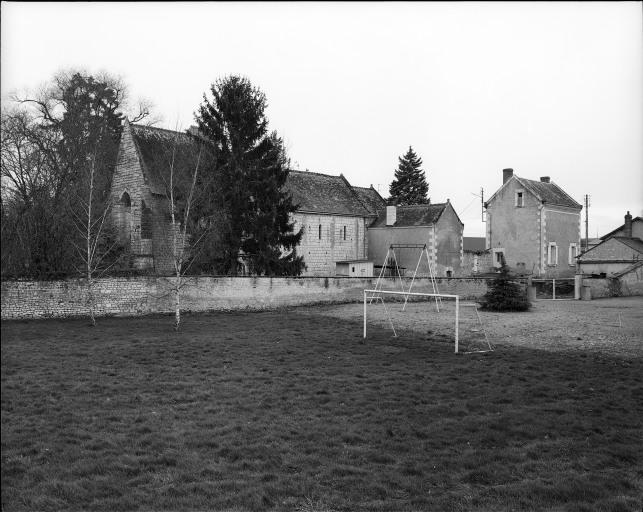 Vue générale de l'église, de la mairie et de l'école, au nord.