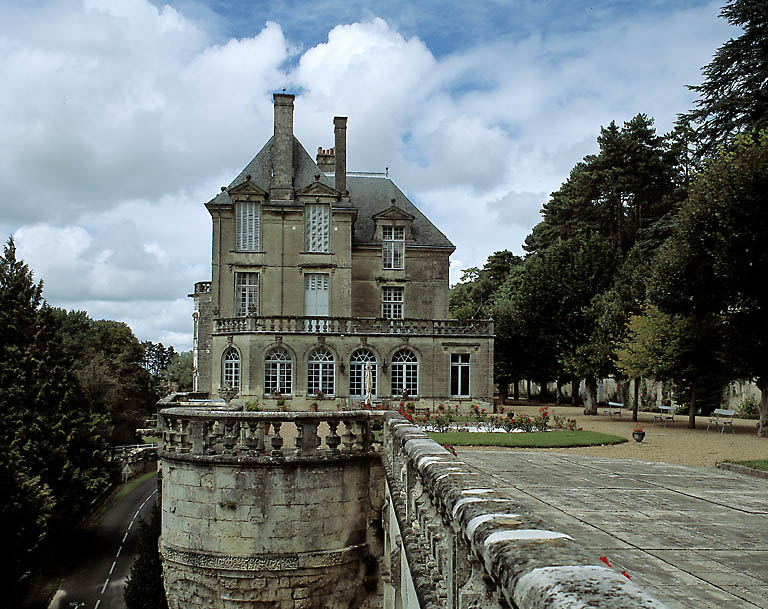 Vue d'ensemble de la façade sud prise des terrasses.