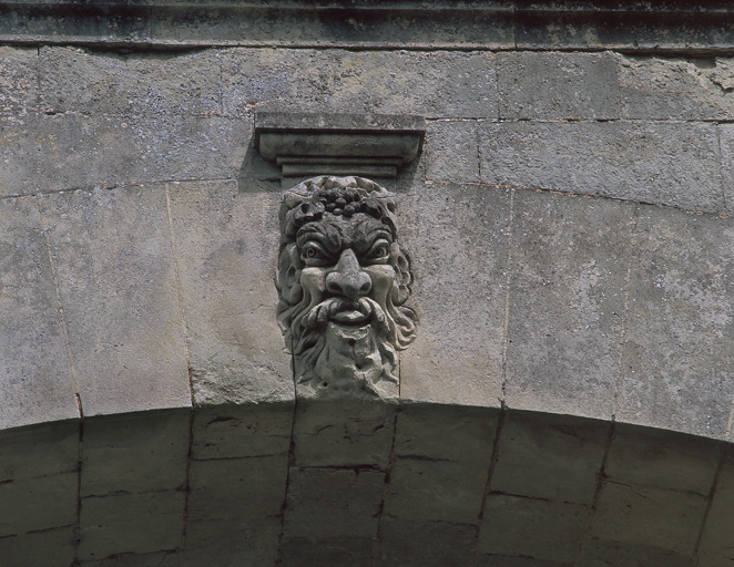 Mascaron placé à la clé de la 3ème arcade soutenant la terrasse.