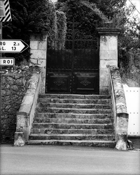 Porte du cimetière réalisée en 1894 par le serrurier Paul Barillet de Neuvy-le-roi.