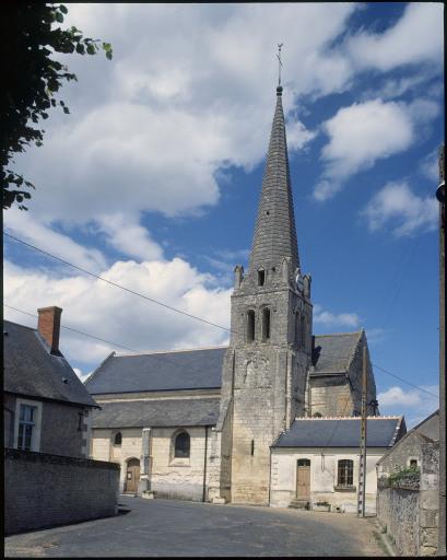 Vue d'ensemble de la façade sud avec le clocher.