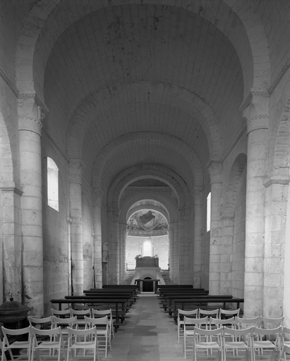 Vue d'ensemble de la nef, vers le choeur