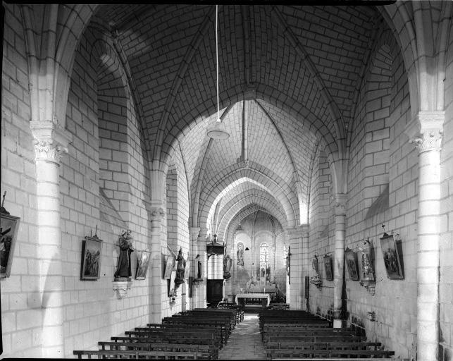 Vue d'ensemble de la nef en direction du choeur.