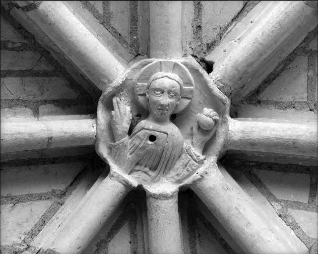 Voûte du bras sud du transept : clé de voûte ornée du Salvator Mundi.