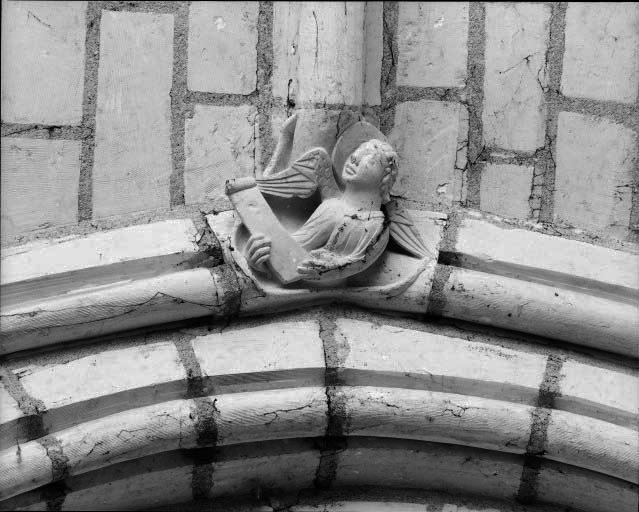 Voûte du bras sud du transept : clé d'arc ornée d'un ange tenant un phylactère.