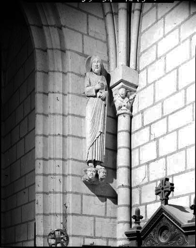 Statue 5, bras sud du transept dite 'le beau Dieu' de Crouzilles.