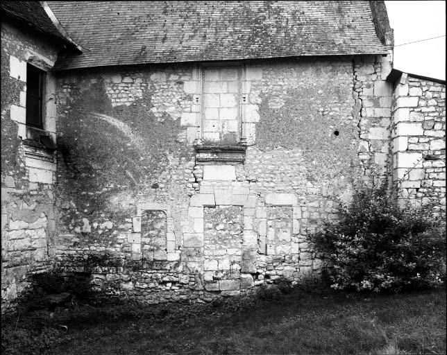 Aile en retour d'équerre à la jonction du corps de logis, côté ouest : Sue l'un des piédroits de la porte (murée) du rez-de-chaussée figure l'inscription : 'Où est perti Dieu merci l'an 1792'.