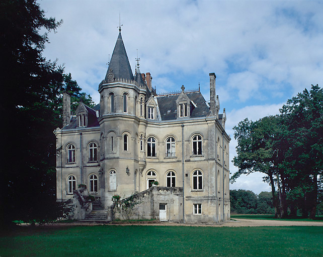 Vue d'ensemble. Façade sud-est.