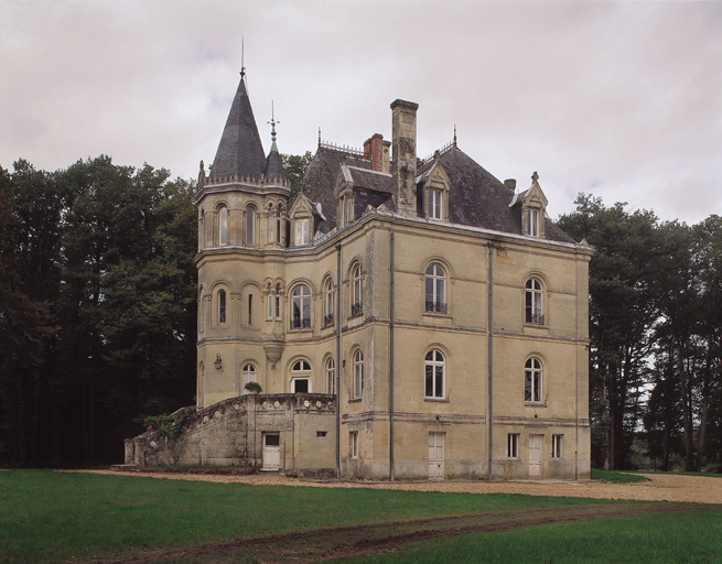 Vue d'ensemble. Façades sud-est et nord-est.