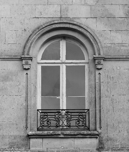 Motifs architecturaux et ornementaux des baies. Fenêtre du 1er étage.