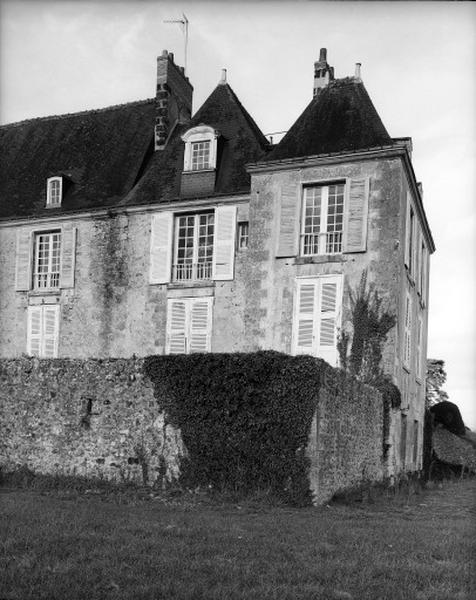 Façade sud-ouest, détail de la partie droite.