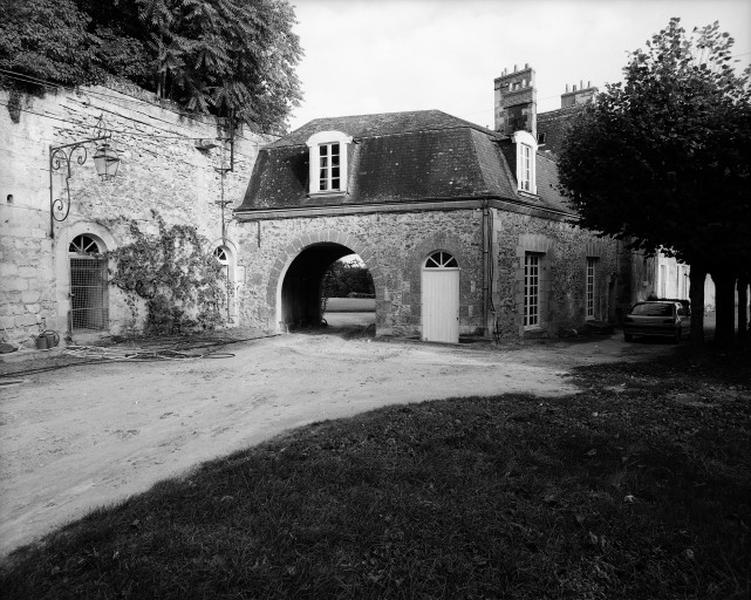 Passage voûté situé à l'extrémité nord-ouest du bâtiment principal, vu côté cour.