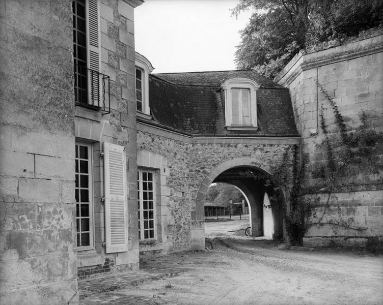 Passage voûté situé à l'extrémité nord-ouest du bâtiment principal, vu côté jardin.