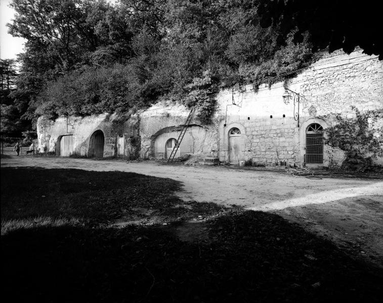 Caves situées dans la cour.