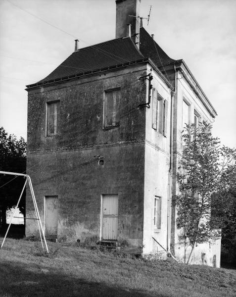 Logis à étage situé derrière le château.