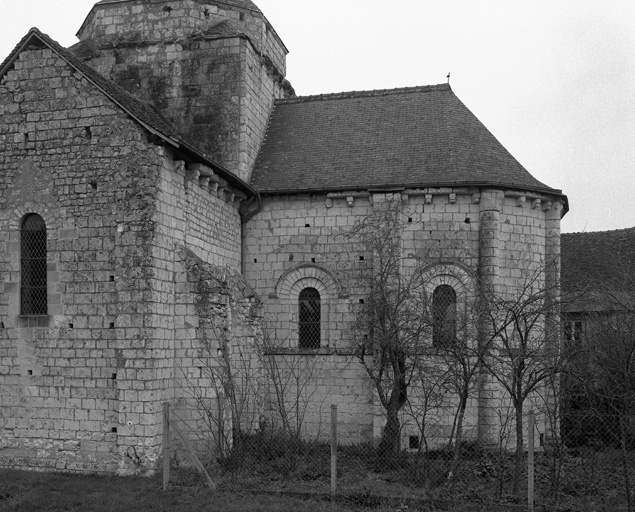 Vue du chevet au sud, du bras sud du transept et d'une partie du clocher.