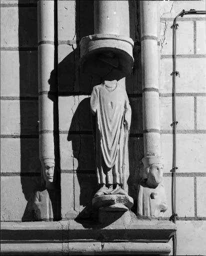 Mur sud du choeur, retombées des liernes avec deux statues-nervures : détail de la statue inférieure.