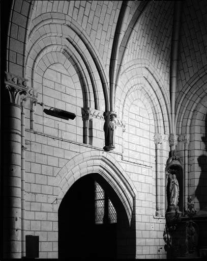 Mur nord du choeur : retombée des liernes avec une statue-nervure.