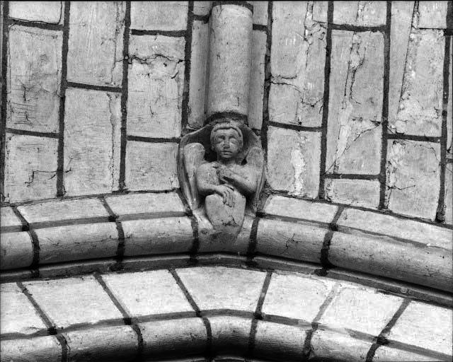 Voûte du choeur : clé d'arc à la retombée d'une lierne, ornée d'un angelot.