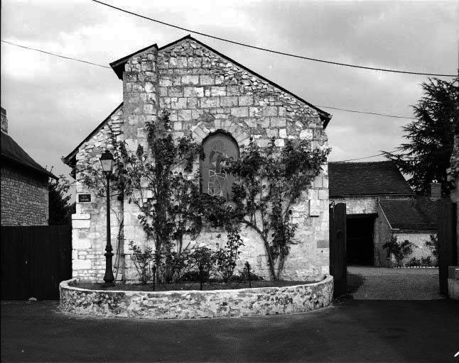 Vestiges du mur ouest du bas-côté sud de l'église priorale en 1999.