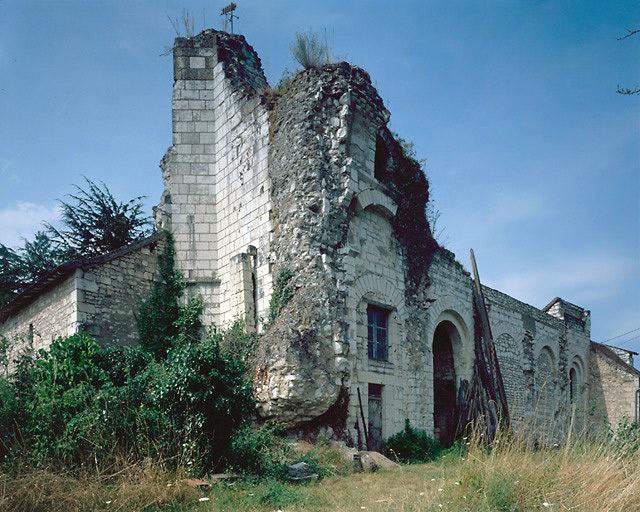 Vestiges du clocher et du mur intérieur sud de la nef.