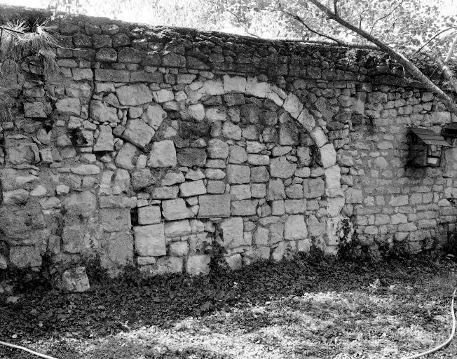 Mur de la cour, à l'extérieur : ouverture bouchée.