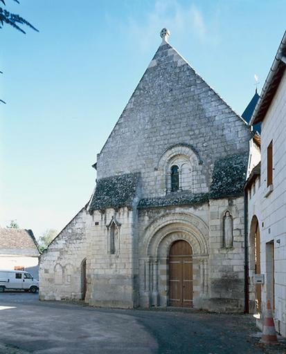 Vue d'ensemble de la façade occidentale.