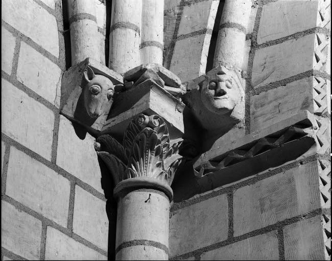 Chapiteau feuillagé, bras nord du transept.