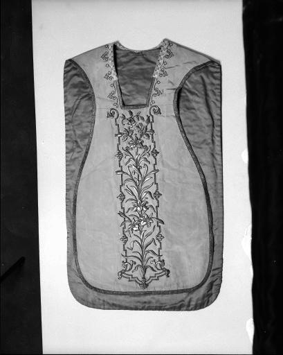 Ornement blanc : chasuble ; manipule ; voile de calice ; bourse de corporal