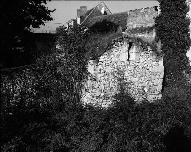 Vestiges de l'ancienne église.