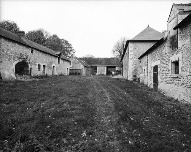 Vue d'ensemble sur cour intérieure. A droite, logis et étables, au fond le hangar.