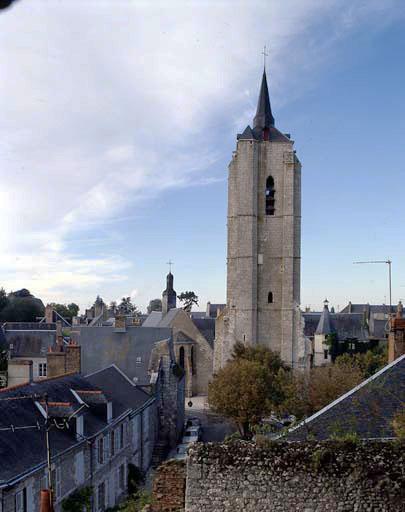 Le clocher-porche avec en arrière-plan l'ancien Hôtel-Dieu vus du donjon.