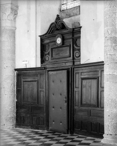 Vue d'ensemble avec le premier vantail d'accès à la sacristie fermé.