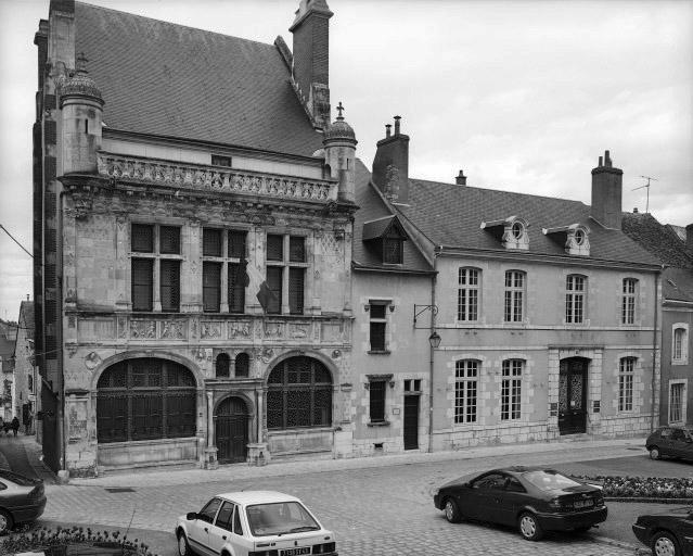 Façade de l'hôtel de ville du XVIe siècle à gauche et corps de bâtiment du XVIIIe siècle à droite.