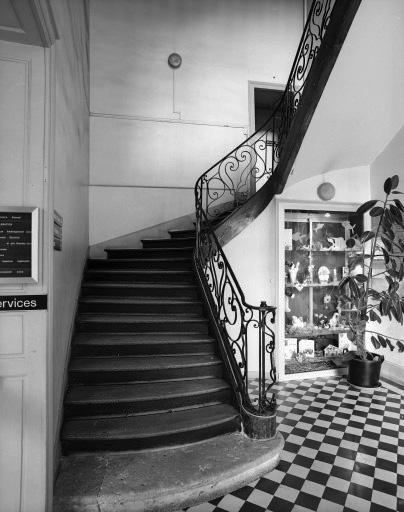 L'escalier et la rampe du bâtiment du XVIIIe siècle.