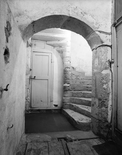 Départ de l'escalier en vis de la fin du 15e ou du début du 16e siècle ouvrant sur la rue du Traîneau.