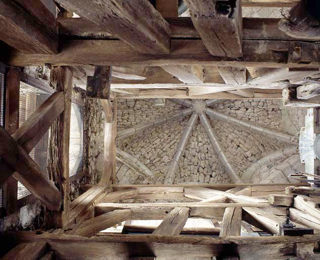 Vue partielle de la voûte de la chambre des cloches du clocher-porche.