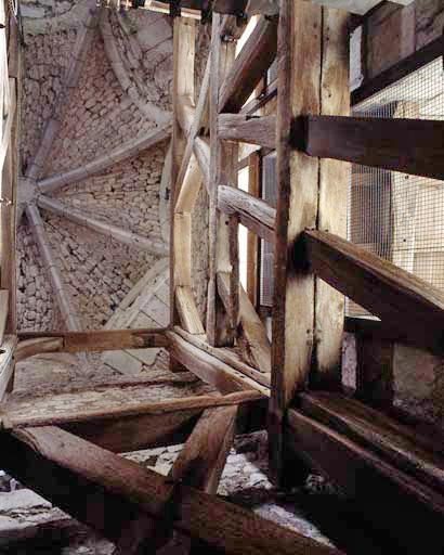 Vue partielle de la voûte de la chambre des cloches du clocher-porche.