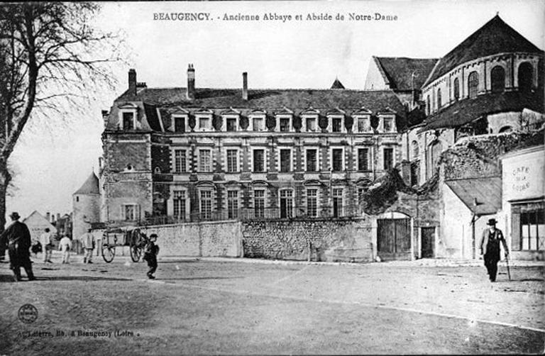 Le corps de bâtiment perpendiculaire à l'église Notre-Dame.