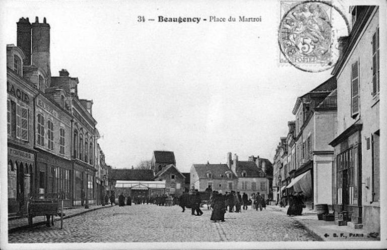 La place du Martroi au début du 20e siècle avec au fond, l'église Saint-Etienne.