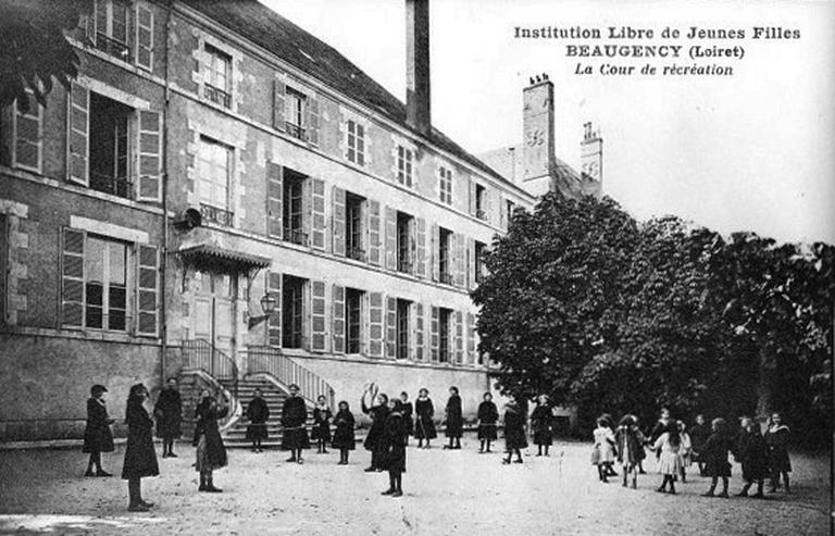 Façade, côté Loire, du bâtiment à usage scolaire construit au 19e siècle.